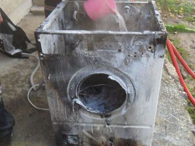 Çamaşır makinesi bomba gibi patladı