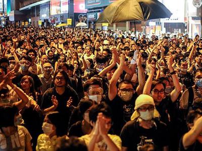 Hong Kong'da göstericilerin liderleri teslim oldu