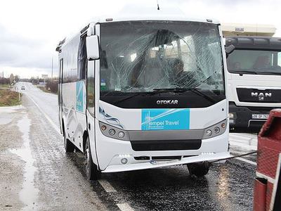 Afyonkarahisar'da turistleri taşıyan otobüs devrildi: 17 yaralı