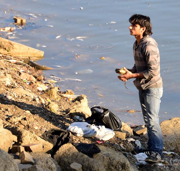 Suriyeliler ölü balıkları poşet poşet topladı - 1