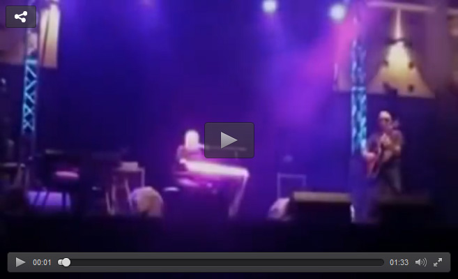 Ünlü şarkıcı konser verirken öldü! - 1