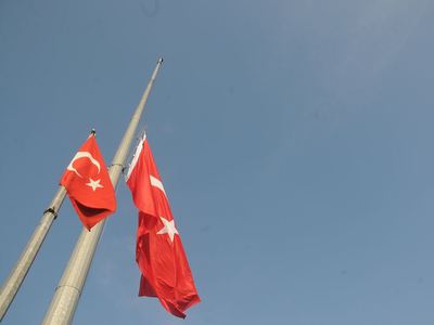 Pakistan için bayraklar yarıya indirildi