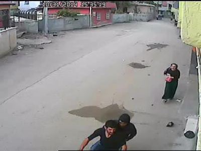 Kapkaça uğrayan kadın bebeğini düşürmüş
