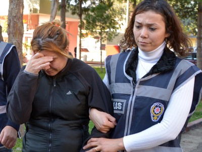 Öz kardeşini pazarlayan abla!