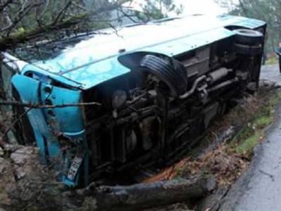 Freni patlayan halk otobüsü devrildi