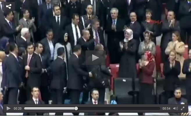 Davutoğlu, Kılıçdaroğlu’yla tokalaştı; Erdoğan uzaktan el salladı
