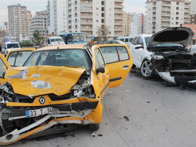 Futbolcu Servet Çetin, trafik kazası geçirdi