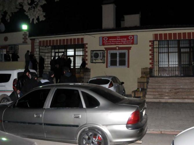 33 yıllık kocasını sofrada öldürdü
