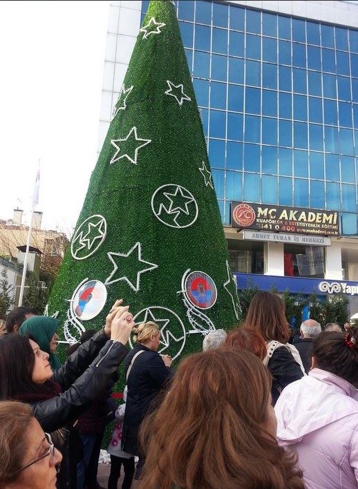 CHP’li belediyeden Noel ağacına dualı açılış