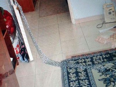 Babasının zincire vurduğu kız ölmek istedi