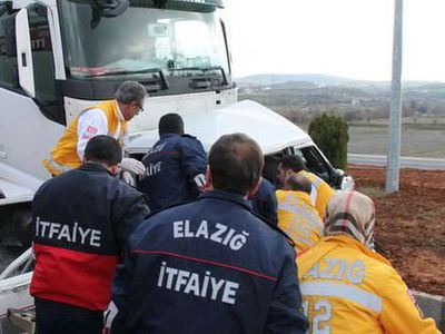 Elazığ'da tır kamyoneti biçti: 4 ölü