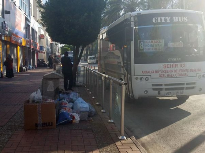Büyükşehir belediyesine kızan CHP'li belediye çöp toplamadı