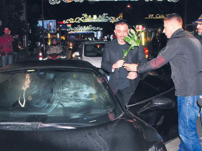 Cem Yılmaz, romantiklikte sınıfta kaldı