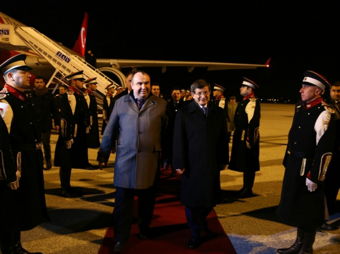 Davutoğlu'nu böyle karşıladılar