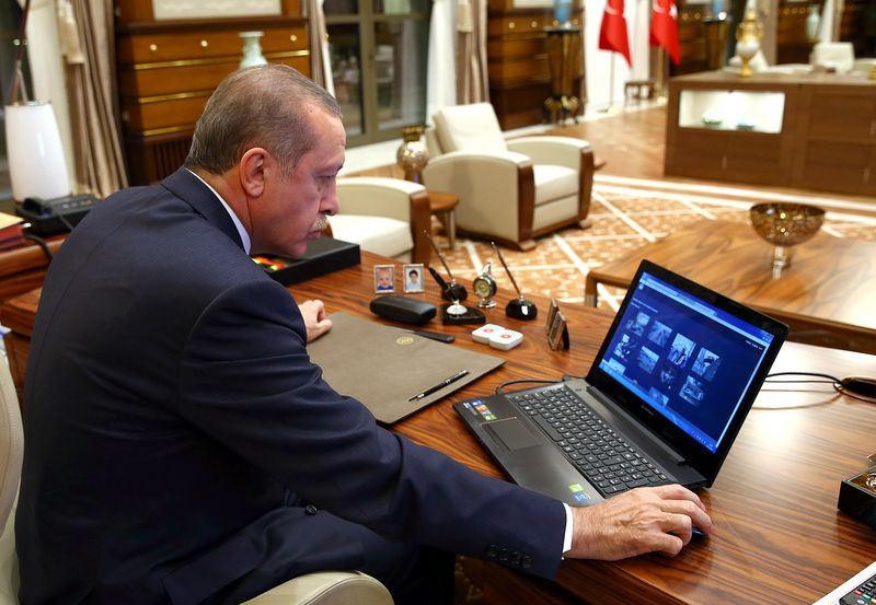 Erdoğan yeni makam odasında ilk kez görüntülendi