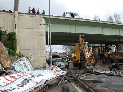 İstanbul'da lodos köprünün korkuluklarını yıktı
