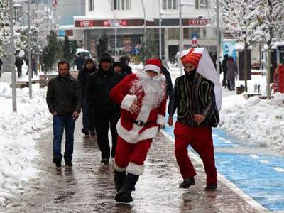 Yeniçeri Noel Baba'yı kovaladı