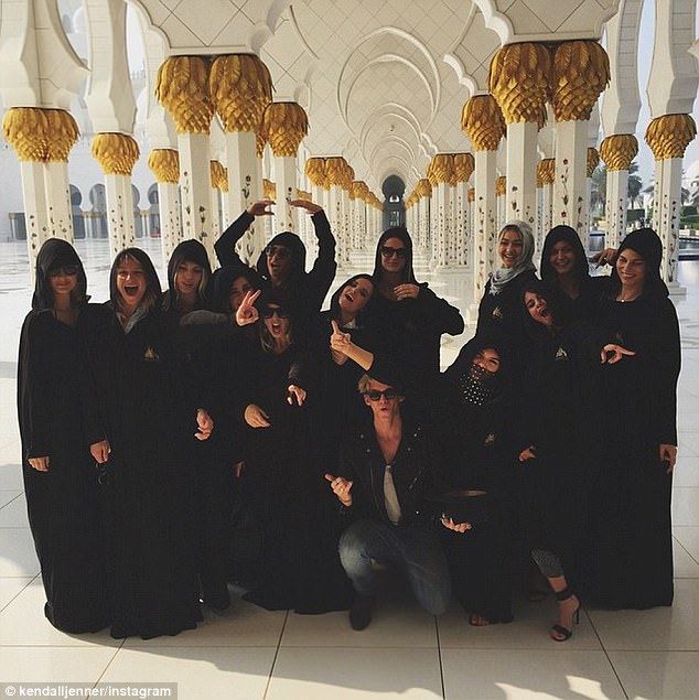 Selena Gomez camide bacak açtı - 2