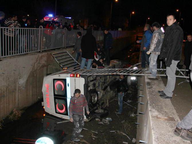 Kayseri'de askeri ambulans kanala uçtu