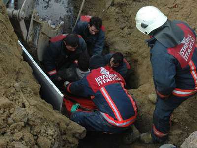 Toprak altında kalan işçiyi itfaiye kurtardı