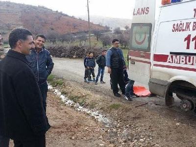 Ambulansın lastiği patladı, yardıma imamlar koştu
