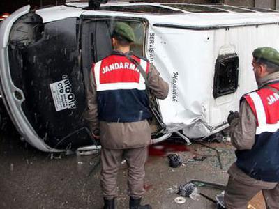 Karabük'te öğrenci servisi devrildi