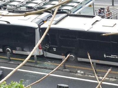 İki metrobüs çarpıştı: 3 yaralı