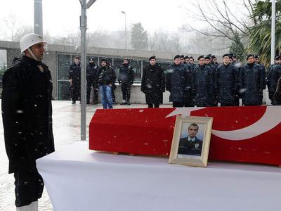 İki aylık kızı ile şehit eşini uğurladı