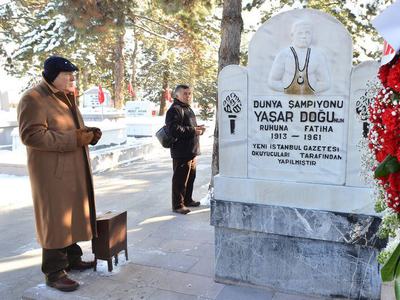 Efsane güreşçi Yaşar Doğu anıldı
