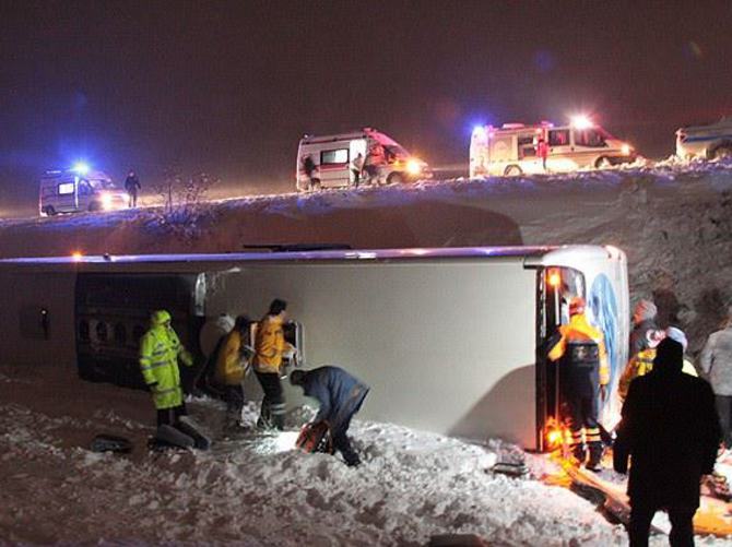 Erzincan'da yolcu otobüsü şarampole devrildi