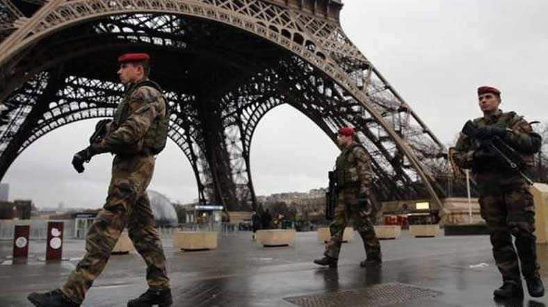 Polis Charlie Hebdo saldırganlarını kuşattı