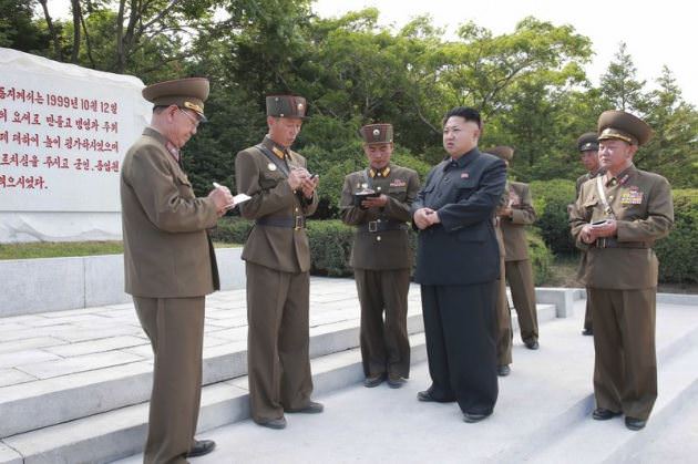 Kim Jong-Un yanındaki askerlerin sırrı çözüldü - 3
