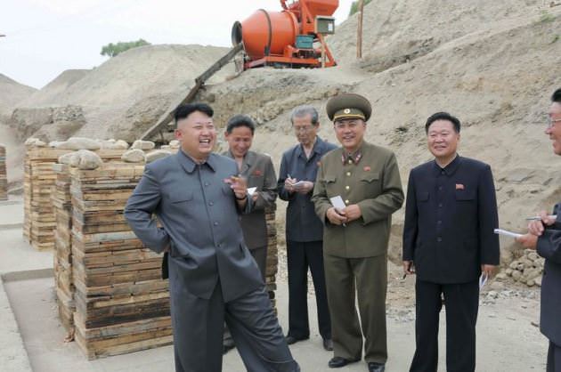 Kim Jong-Un yanındaki askerlerin sırrı çözüldü - 1