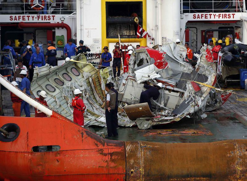 Düşen Airasia uçağının enkazı çıkartıldı
