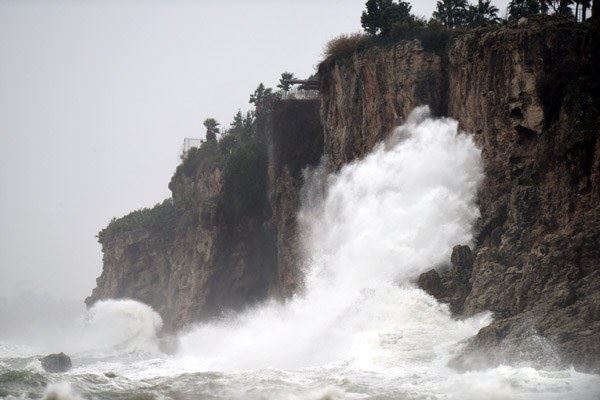 Antalya'da yağış ve fırtına hayatı felç etti