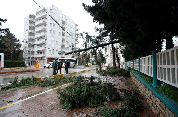 Antalya'da yağış ve fırtına hayatı felç etti - 2
