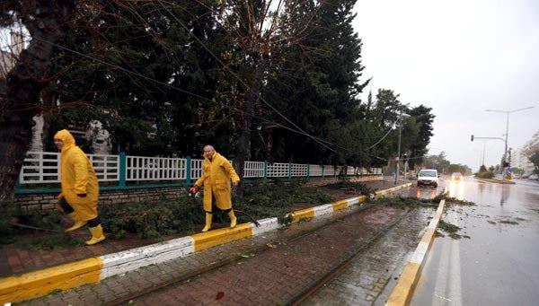 Antalya'da yağış ve fırtına hayatı felç etti - 4