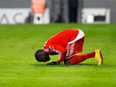 Demba Ba'nın namaz kampanyası çığ gibi büyüyor!