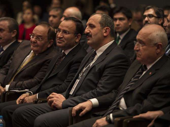 Bekir Bozdağ salonu terk etti