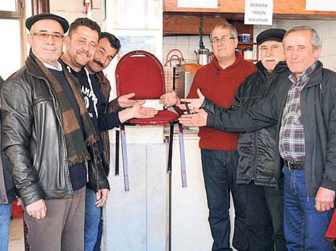 Milyonerin uğurlu sandalyesi duvarda