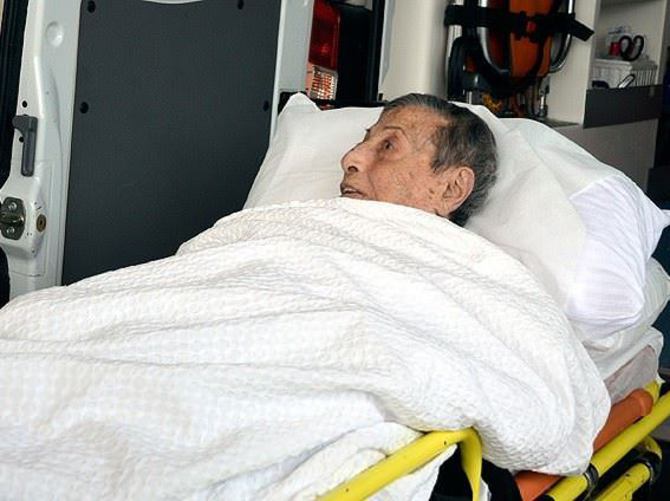 Müzeyyen Senar hastaneye kaldırıldı