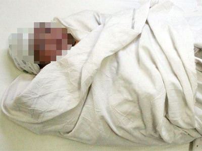 Sokağa atılan bebek donmak üzereyken bulundu