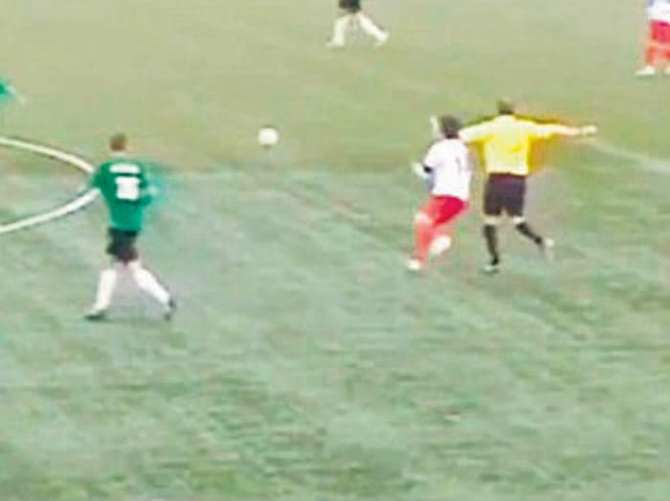 Hakem futbolcuyu hastanelik etti