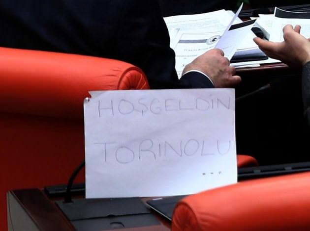Meclis'te Hakan Şükür'e 'Hoşgeldin Torinolu' yazısı
