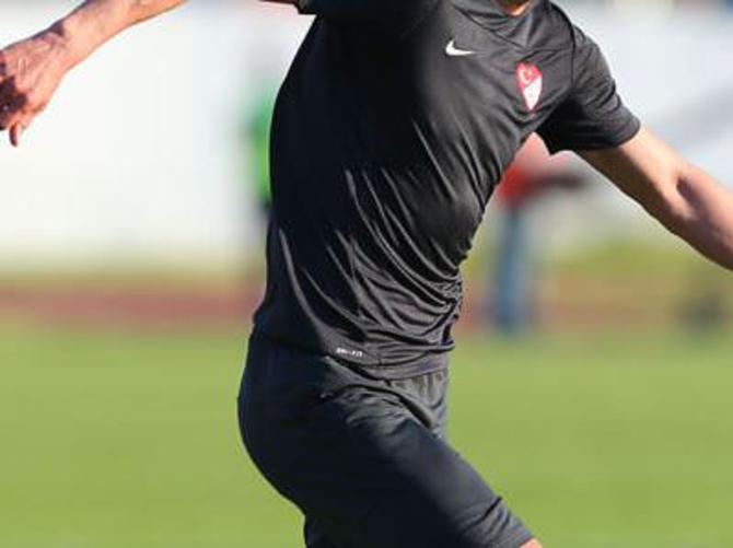 Mili futbolcu kız arkadaşını dolandırdı!