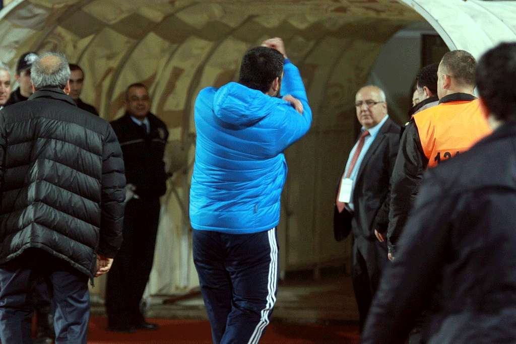 Ümit Özat’tan taraftara el hareketi