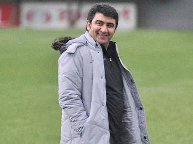 Ümit Özat'tan taraftara el hareketi