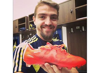Caner Erkin'in yeni kramponundaki romantik detay!