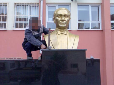 Atatürk büstü çalındı!
