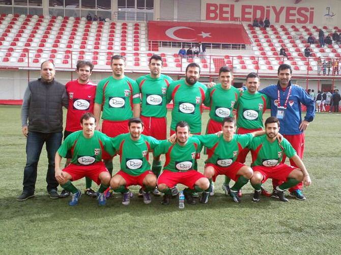 Zorla kaleye geçirilen futbolcu 2 penaltı kurtardı